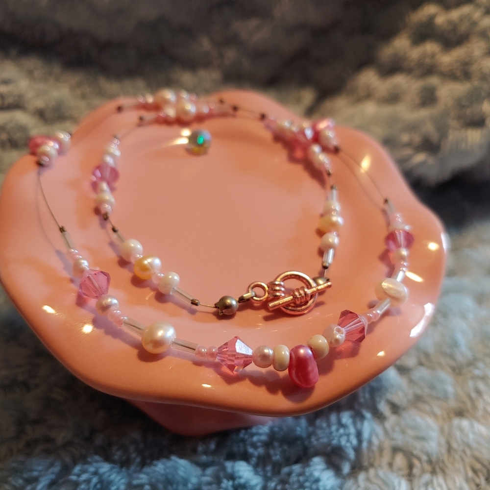 Floating pearl necklace
